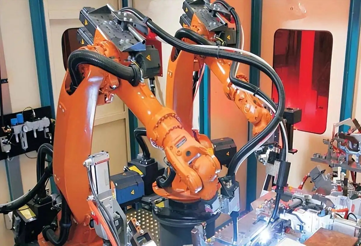 焊接机器人实图